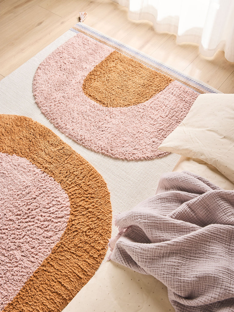 Tapis moderne  motif arche enfant rose et terracotta en coton 160x230 cm