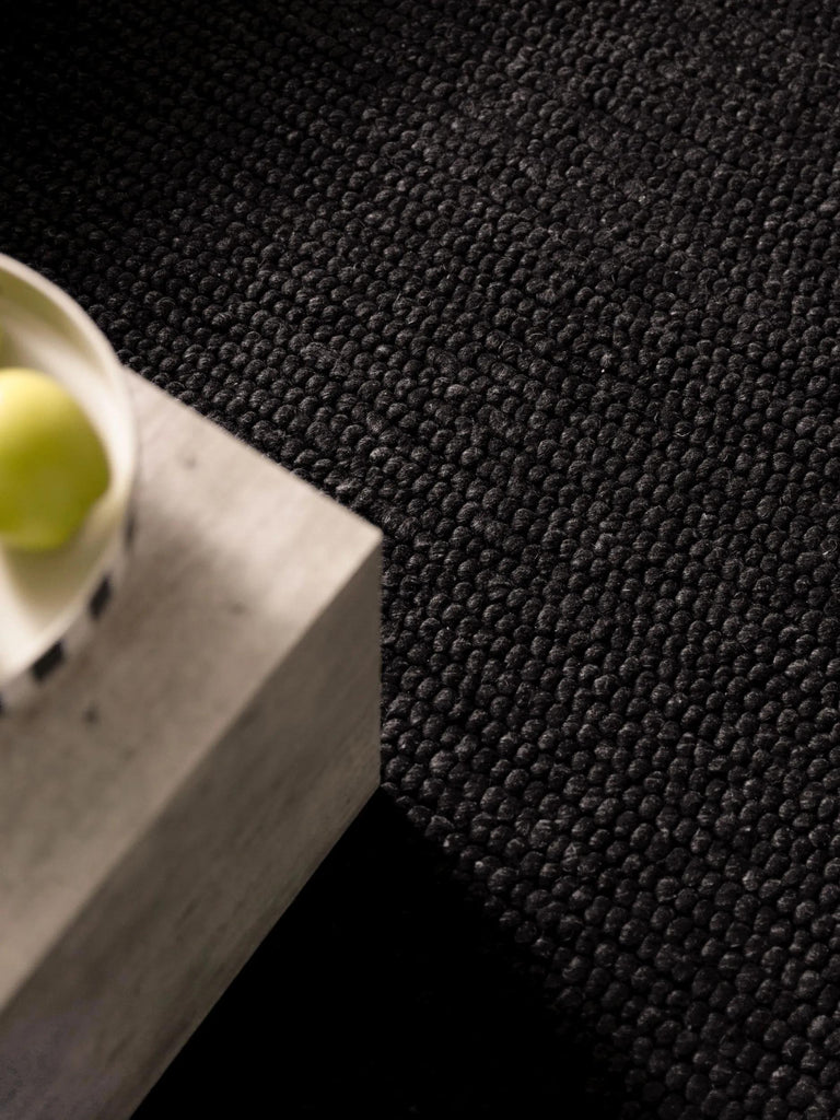 Tapis moderne uni noir charbon en laine 80x150 cm