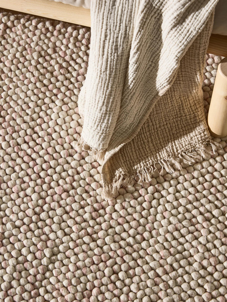 Tapis moderne chiné enfant rose et beige en laine 120x170 cm