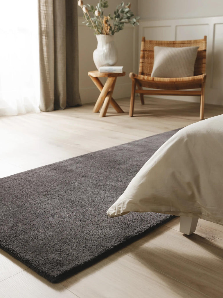 Tapis moderne uni descente de lit gris foncé en laine 80x250 cm