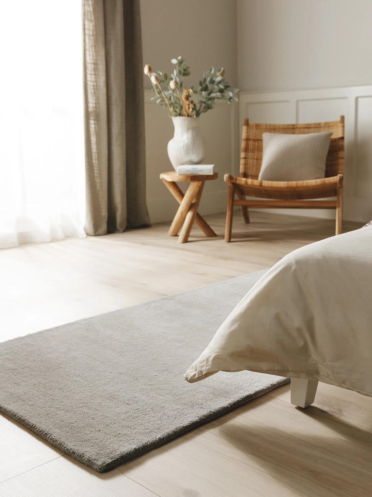 Tapis moderne uni descente de lit gris en laine 70x200 cm