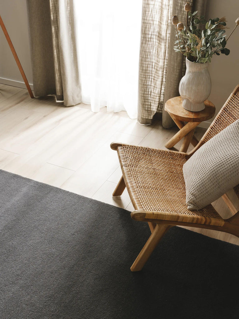 Tapis moderne uni gris foncé en laine 200x300 cm