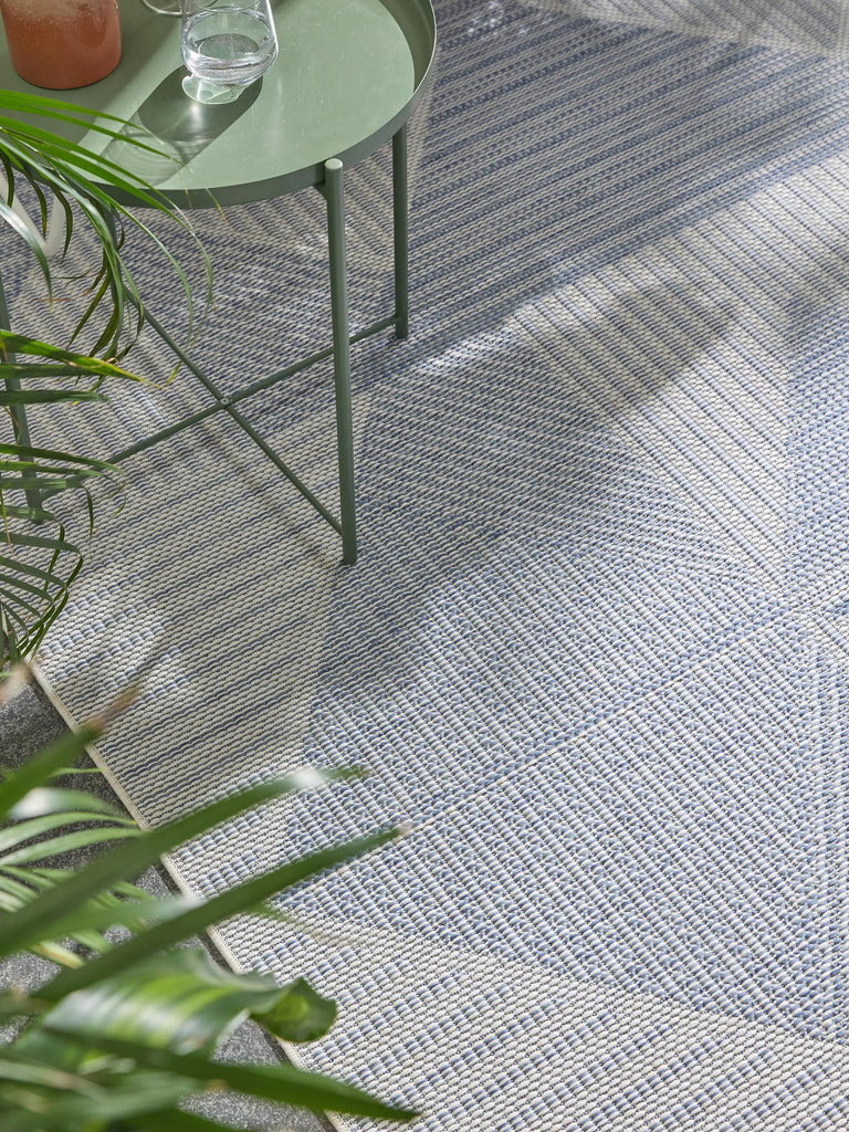 Tapis géométrique inspiration ethnique gris et bleu d'intérieur et d'extérieur 140x200 cm