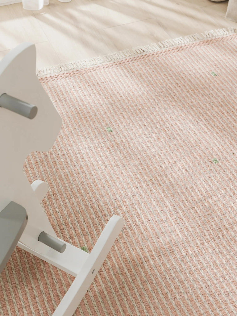 Tapis kilim rayé enfant rose en coton 120x170 cm