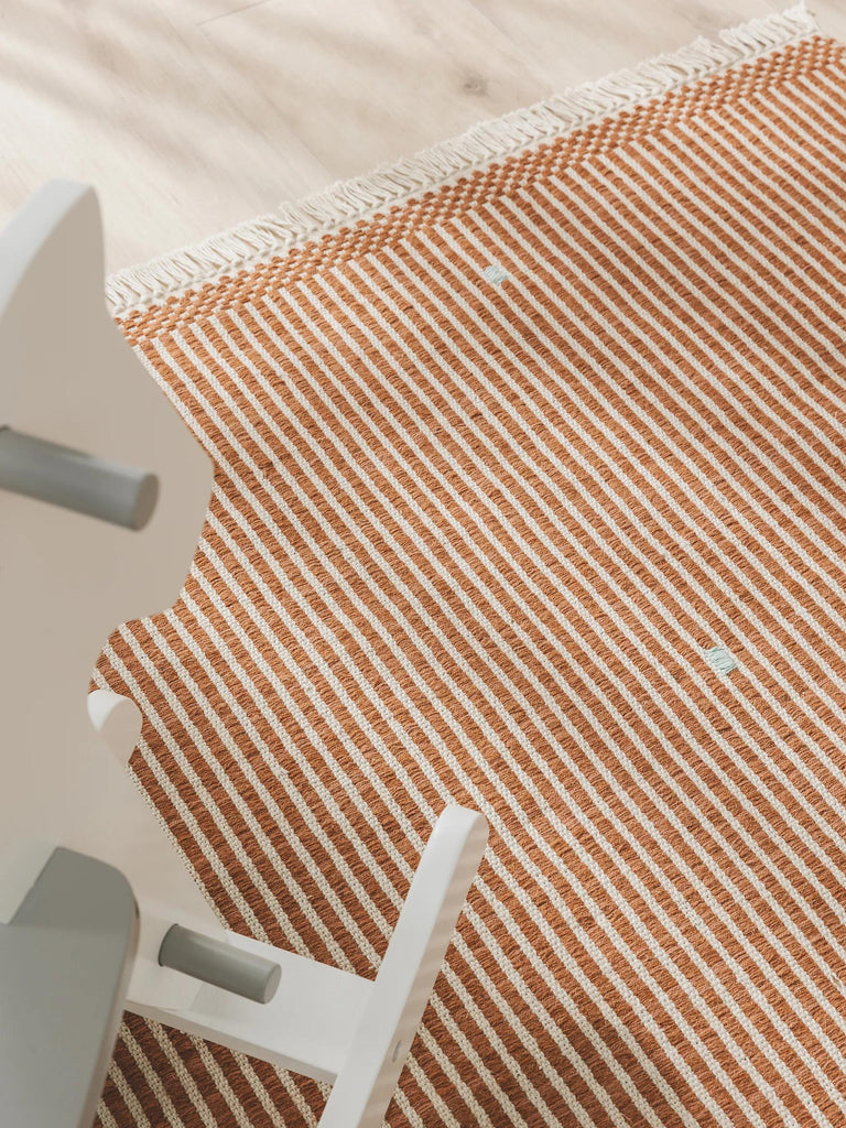 Tapis kilim rayé enfant marron en coton 90x130 cm