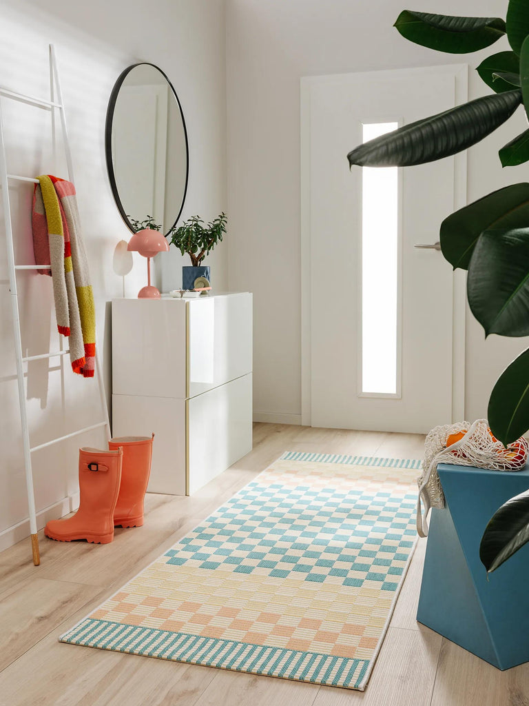 Tapis géométrique damier de couloir vert d'eau et beige d'intérieur et d'extérieur 80x200 cm