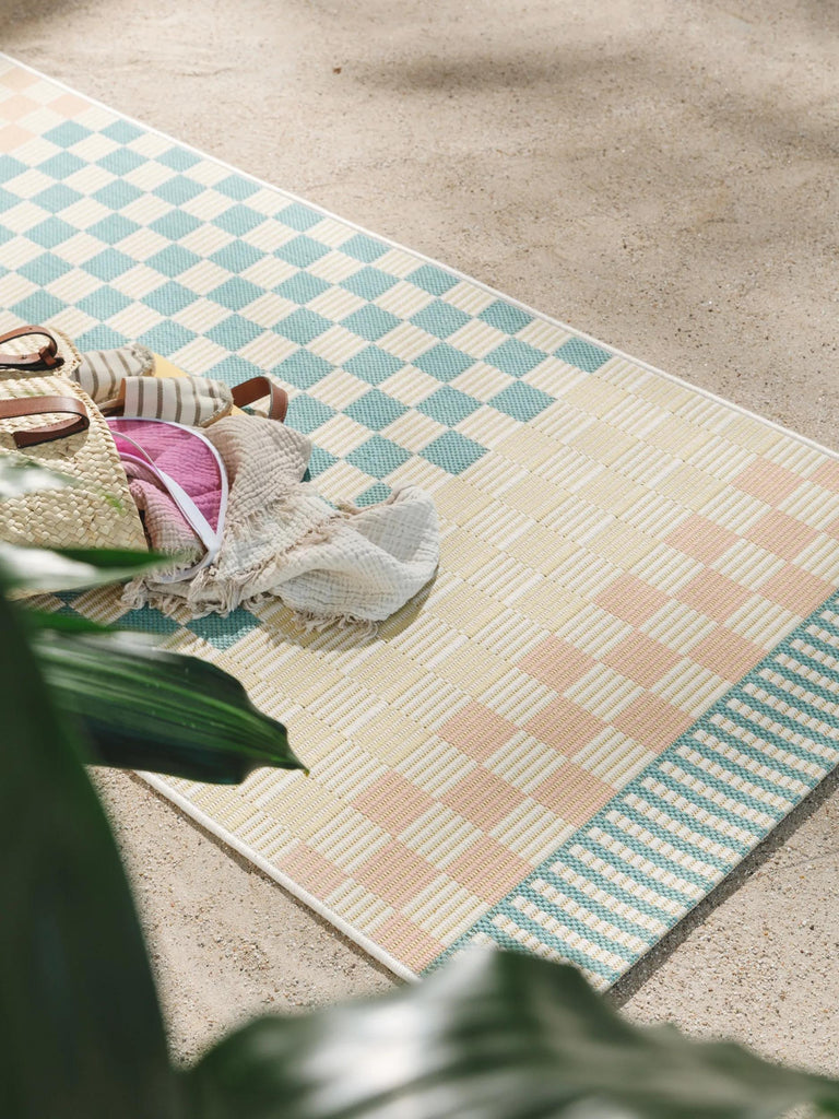 Tapis géométrique damier de couloir vert d'eau et beige d'intérieur et d'extérieur 80x200 cm