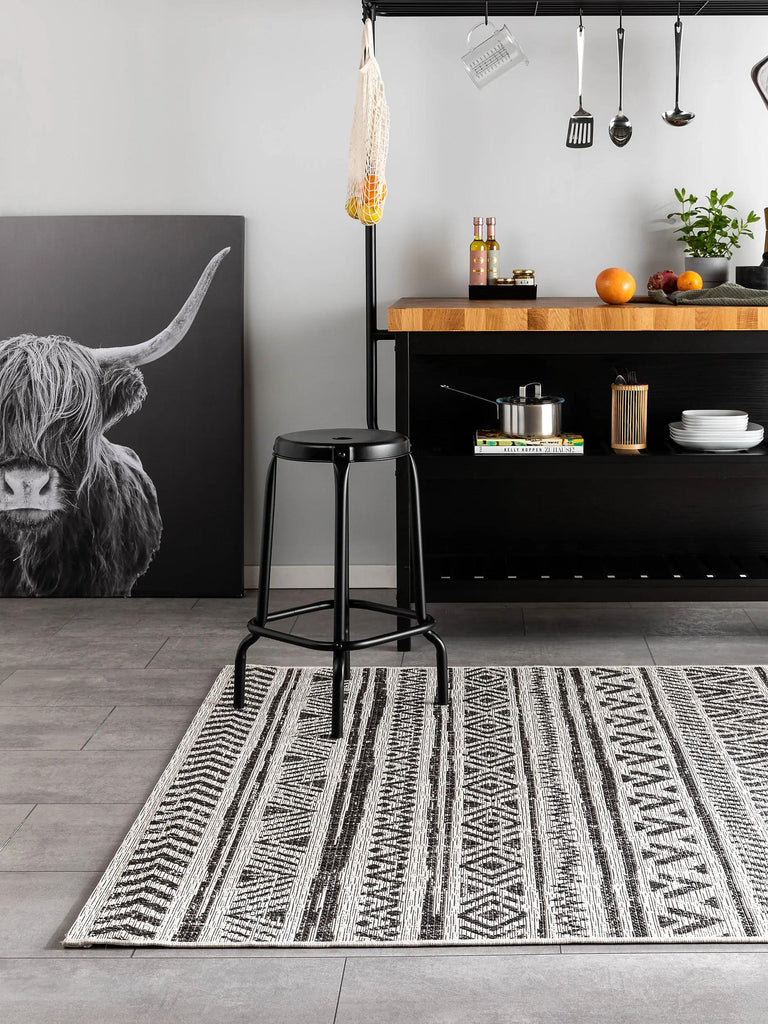 Tapis ethnique rayé blanc et noir d'intérieur et d'extérieur 120x170 cm