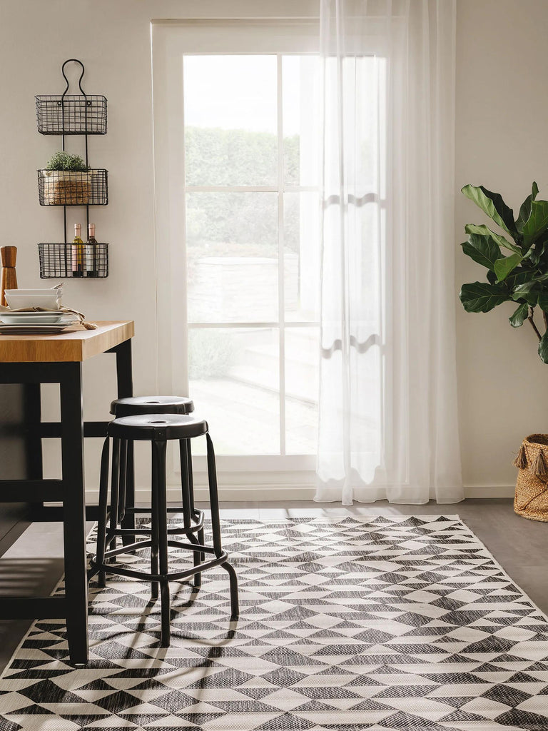 Tapis géométrique motif triangle noir et gris clair d'intérieur et d'extérieur 200x300 cm