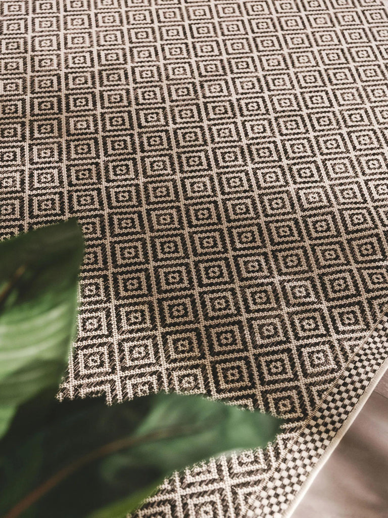 Tapis ethnique motif géométrique blanc et noir d'intérieur et d'extérieur 240x340 cm