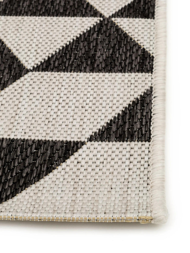 Tapis géométrique motif triangle noir et gris clair d'intérieur et d'extérieur 80x150 cm