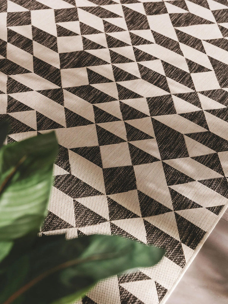 Tapis géométrique motif triangle noir et gris clair d'intérieur et d'extérieur 80x150 cm