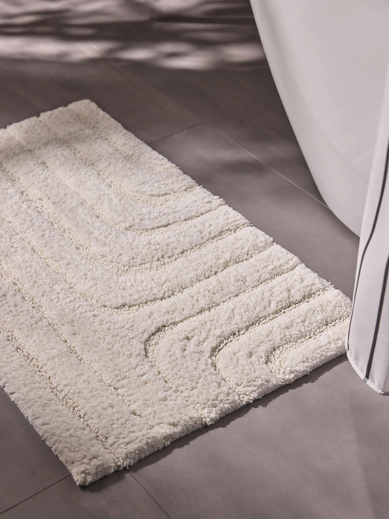 Tapis géométrique design de bain blanc cassé en coton 70x120 cm