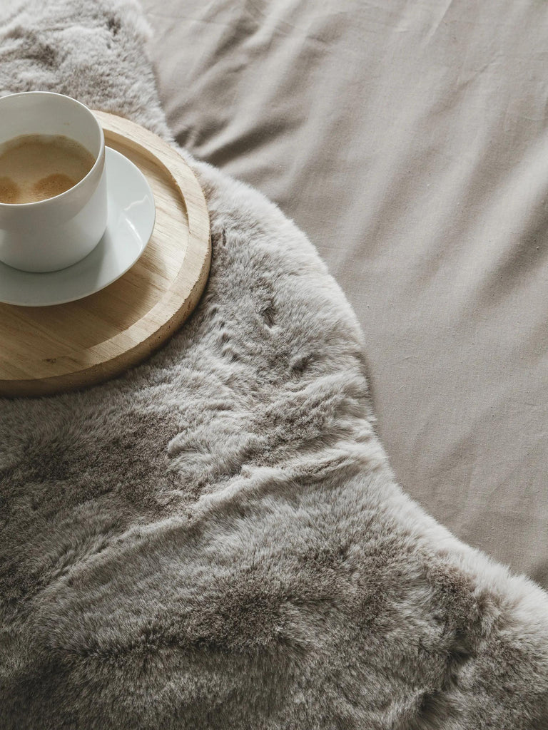 Tapis shaggy peau fausse fourrure gris clair 60x90 cm