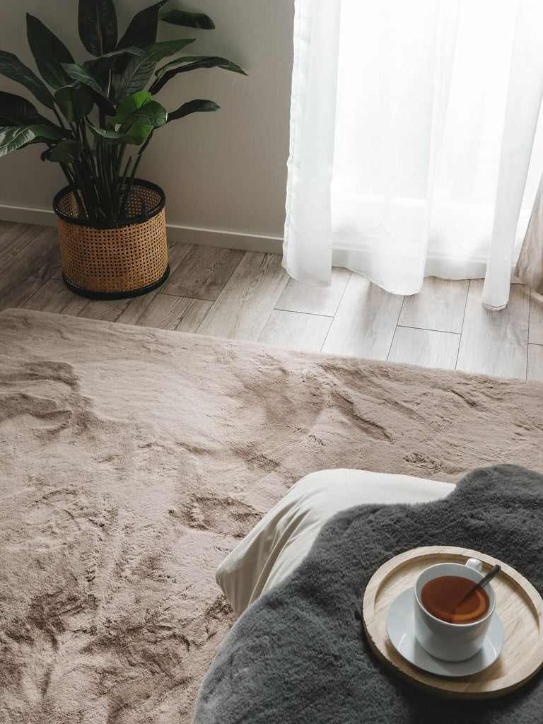 Tapis shaggy fausse fourrure taupe 120x170 cm