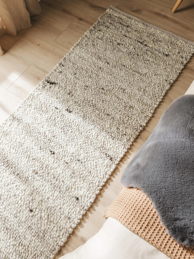 Tapis scandinave tressé descente de lit greige en laine 70x200 cm