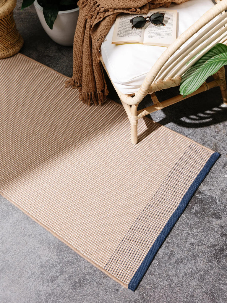 Tapis scandinave tressage géométrique de couloir beige et bleu d'intérieur et d'extérieur 70x200 cm