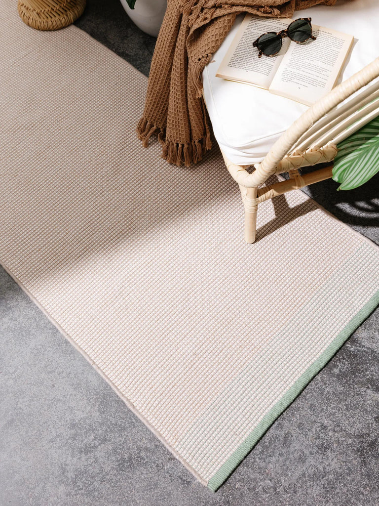 Tapis scandinave tressage géométrique de couloir beige et vert d'intérieur et d'extérieur 70x200 cm