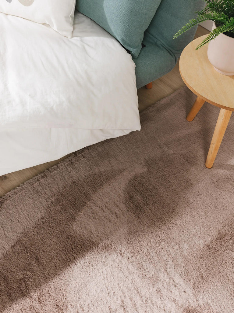 Tapis moderne fausse fourrure de couloir taupe 70x200 cm