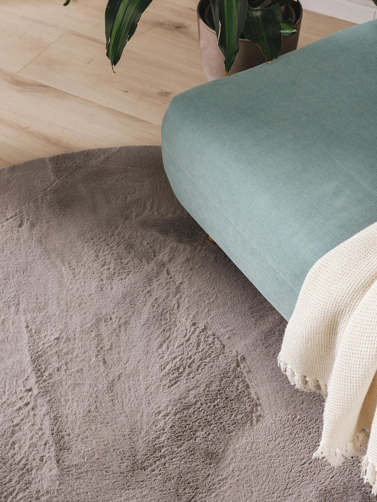 Tapis moderne fausse fourrure rond gris 200 cm de diamètre