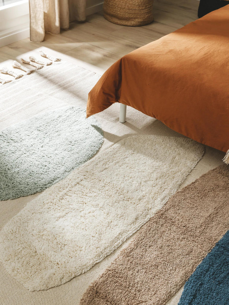 Tapis contemporain à franges motif galet beige et teinte de bleu en coton 160x230 cm