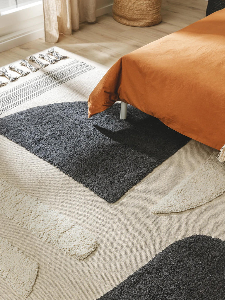 Tapis contemporain à franges motif galet beige noir et blanc en coton 120x170 cm