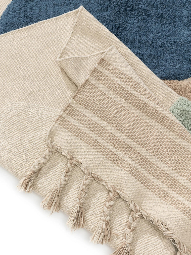 Tapis contemporain à franges motif galet beige et teinte de bleu en coton 160x230 cm