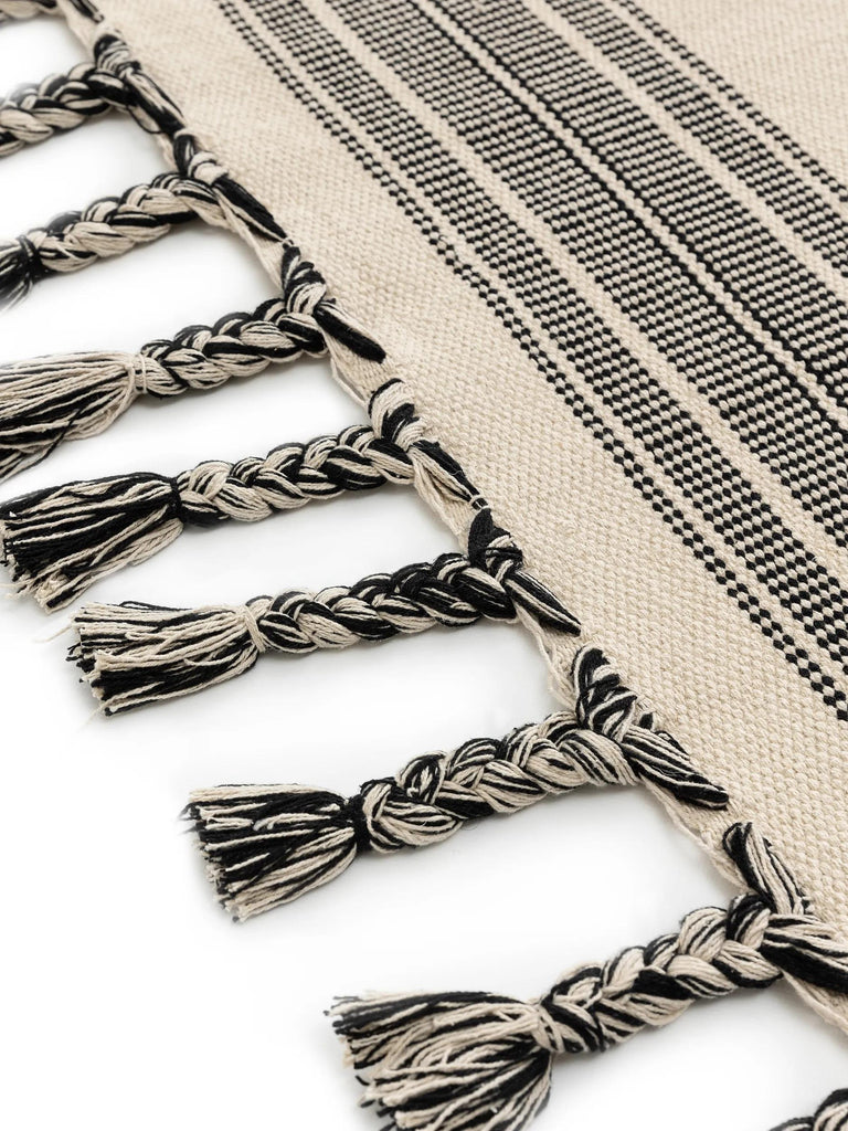 Tapis contemporain à franges motif galet beige noir et blanc en coton 120x170 cm