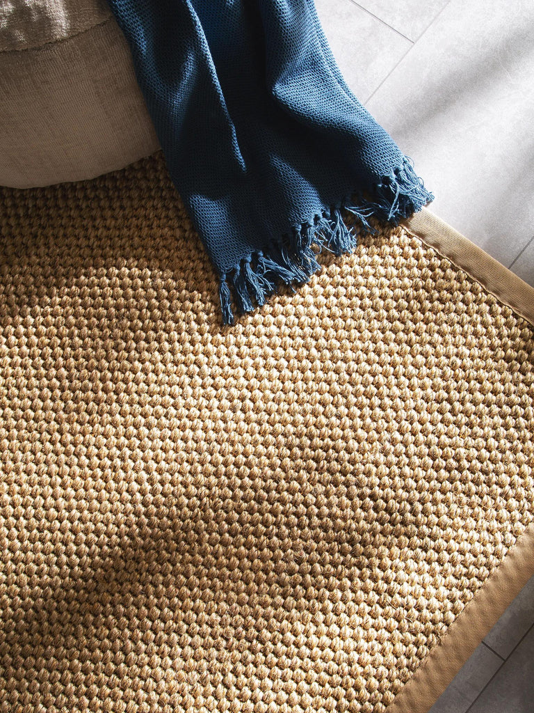 Tapis scandinave uni tressé carré beige en sisal 200x200 cm