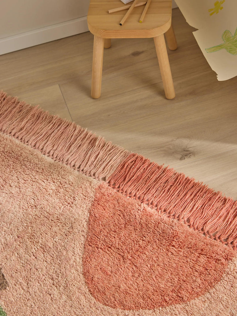 Tapis design motif pomme enfant beige et rose en laine 120x170 cm