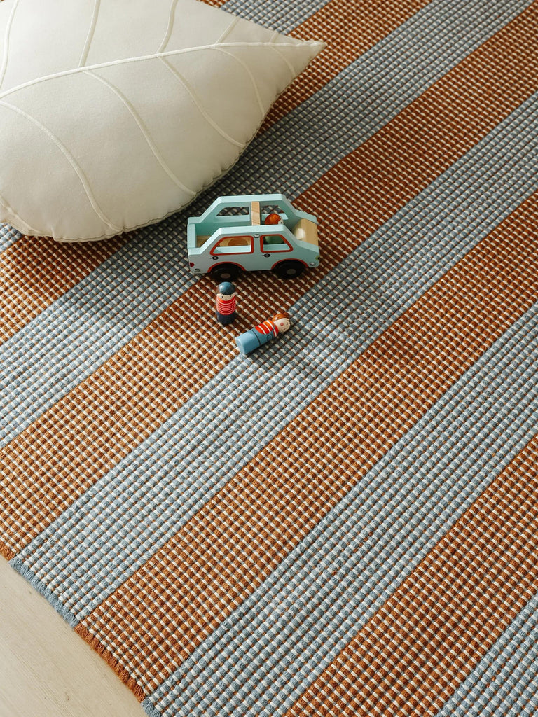 Tapis moderne motif rayé enfant marron et bleu 80x150 cm