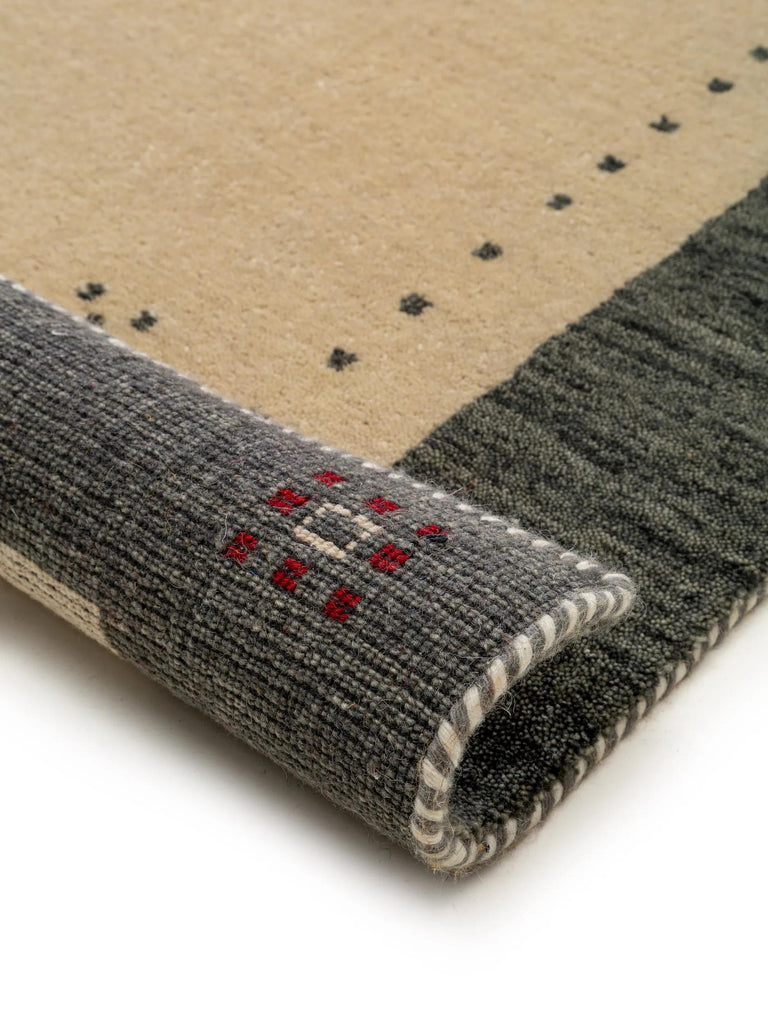 Tapis ethnique inspiration berbère descente de lit beige et gris en laine 80x250 cm