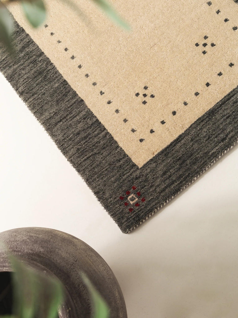 Tapis ethnique inspiration berbère descente de lit beige et gris en laine 80x300 cm