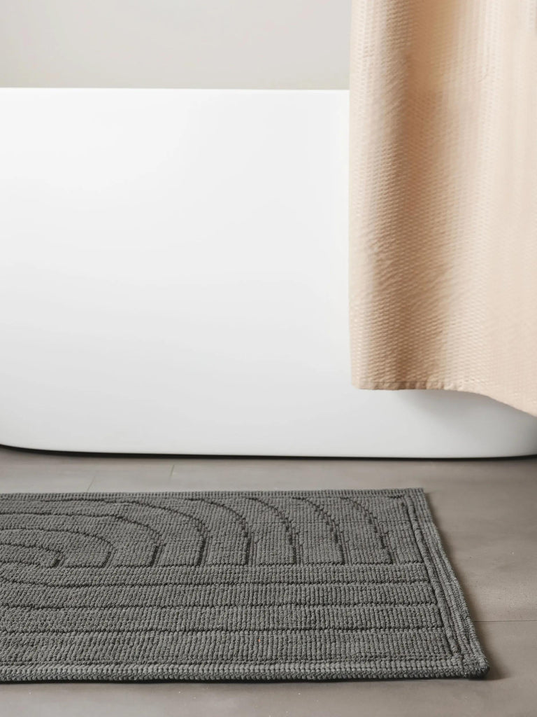 Tapis géométrique spirale de bain noir en coton 50x80 cm