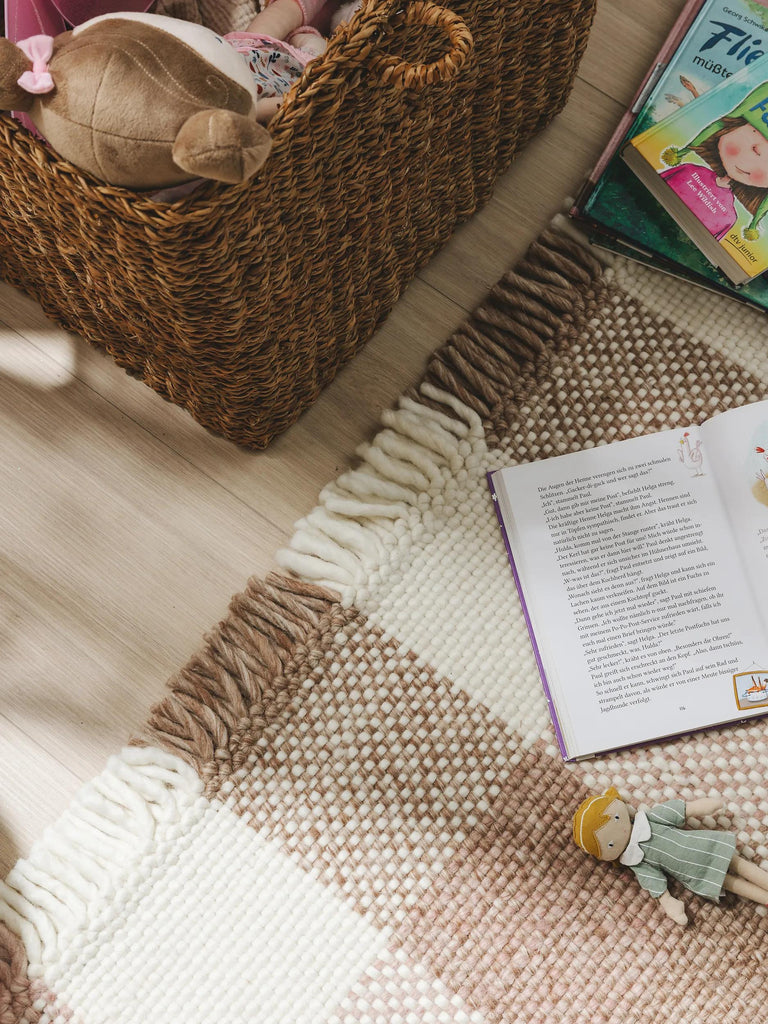 Tapis moderne trame tartan enfant crème et rose en laine 100x150 cm