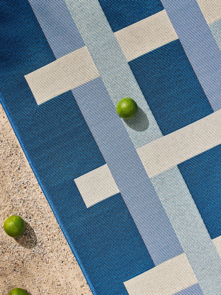 Tapis géométrique quadrillé bleu et beige d'intérieur et d'extérieur 120x180 cm