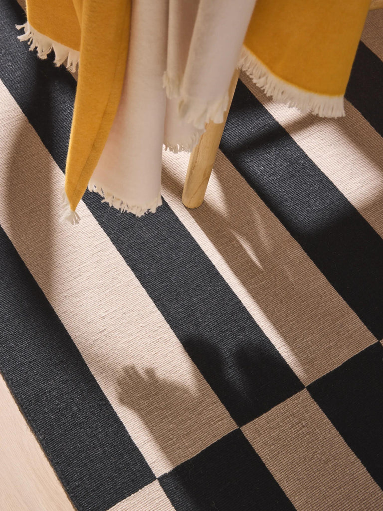 Tapis géométrique beige et noir en laine 160x230 cm