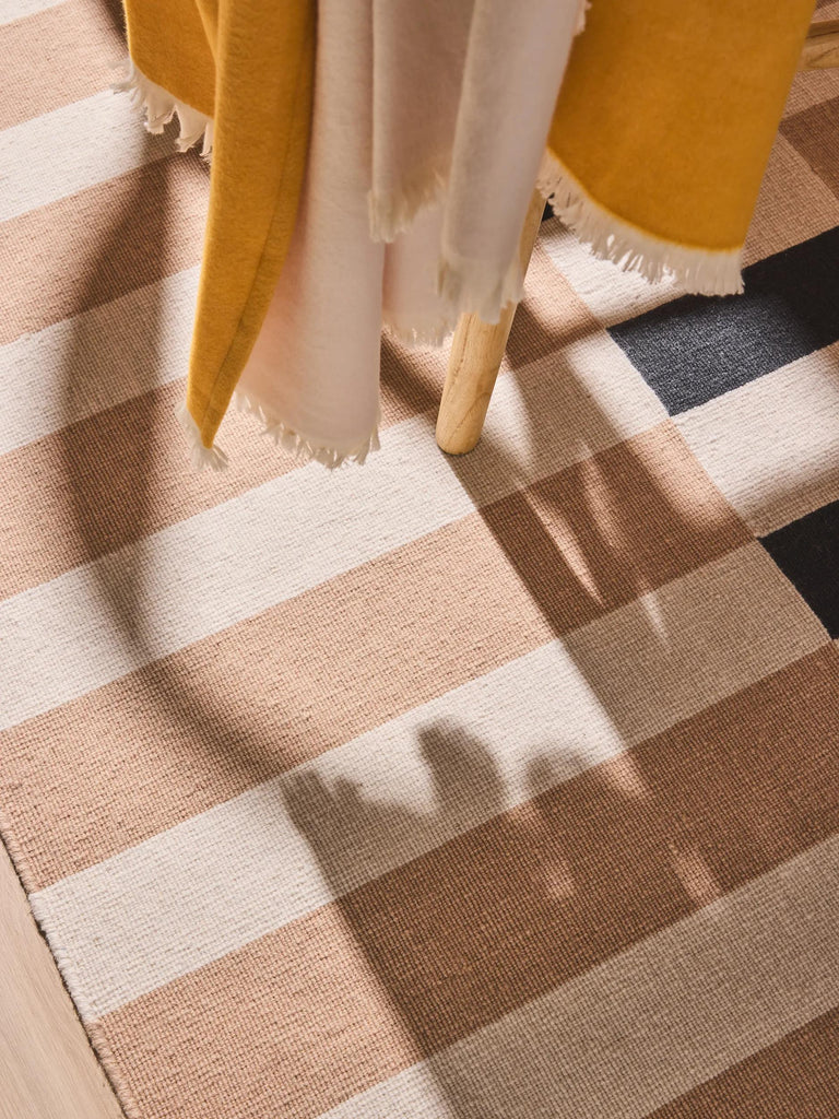 Tapis géométrique rayé beige et noir en laine 120x170 cm