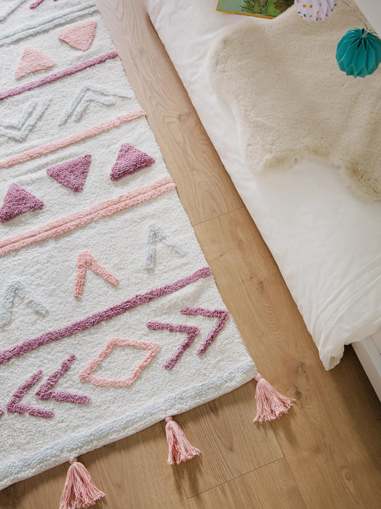 Tapis ethnique style kilim à franges enfant rose et blanc en coton 160x230 cm