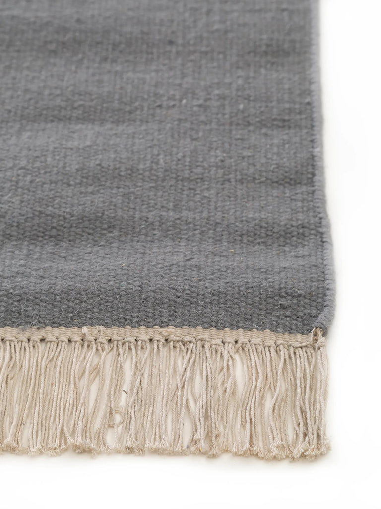 Tapis scandinave uni à franges descente de lit gris en laine 80x250 cm
