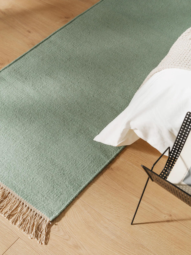 Tapis scandinave uni à franges descente de lit vert clair en laine 80x250 cm