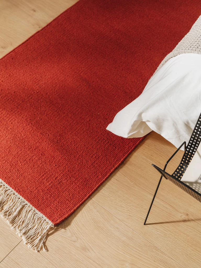 Tapis scandinave uni à franges descente de lit rouge brique en laine 70x200 cm