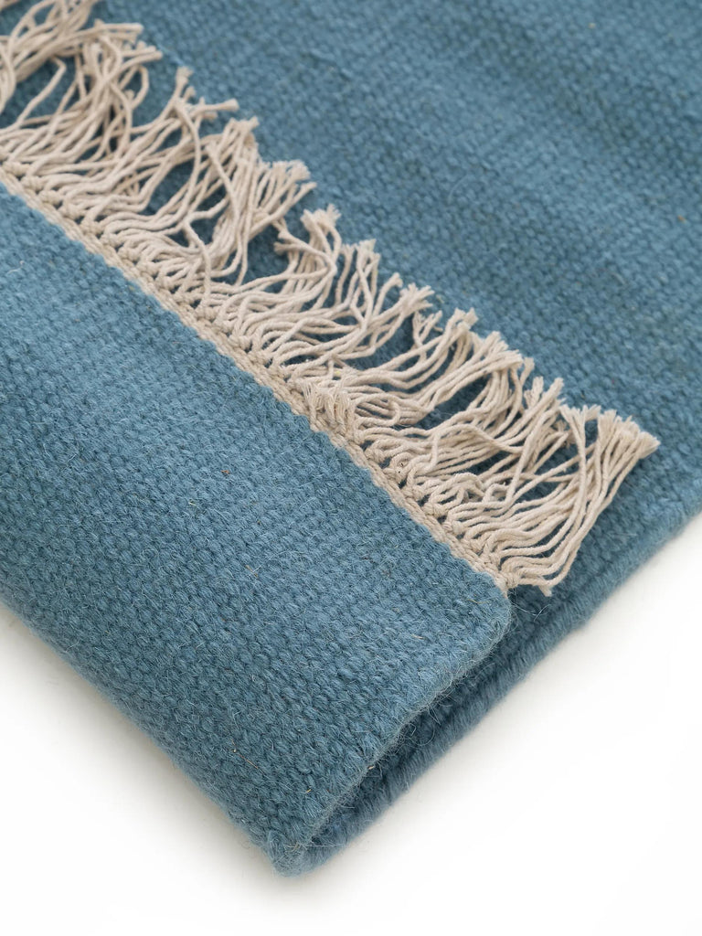 Tapis scandinave uni à franges bleu pétrole en laine 170x240 cm