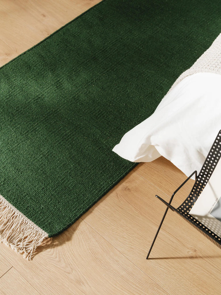 Tapis scandinave uni à franges descente de lit vert foncé en laine 80x250 cm