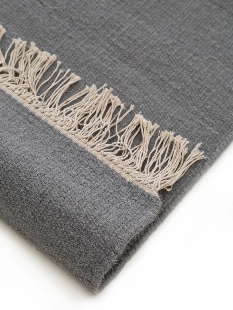 Tapis scandinave uni à franges gris en laine 80x150 cm