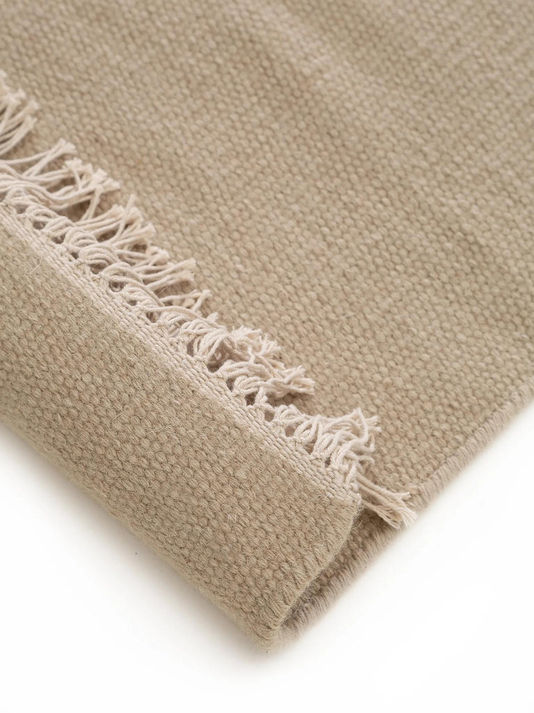 Tapis scandinave uni à franges descente de lit beige en laine 70x200 cm