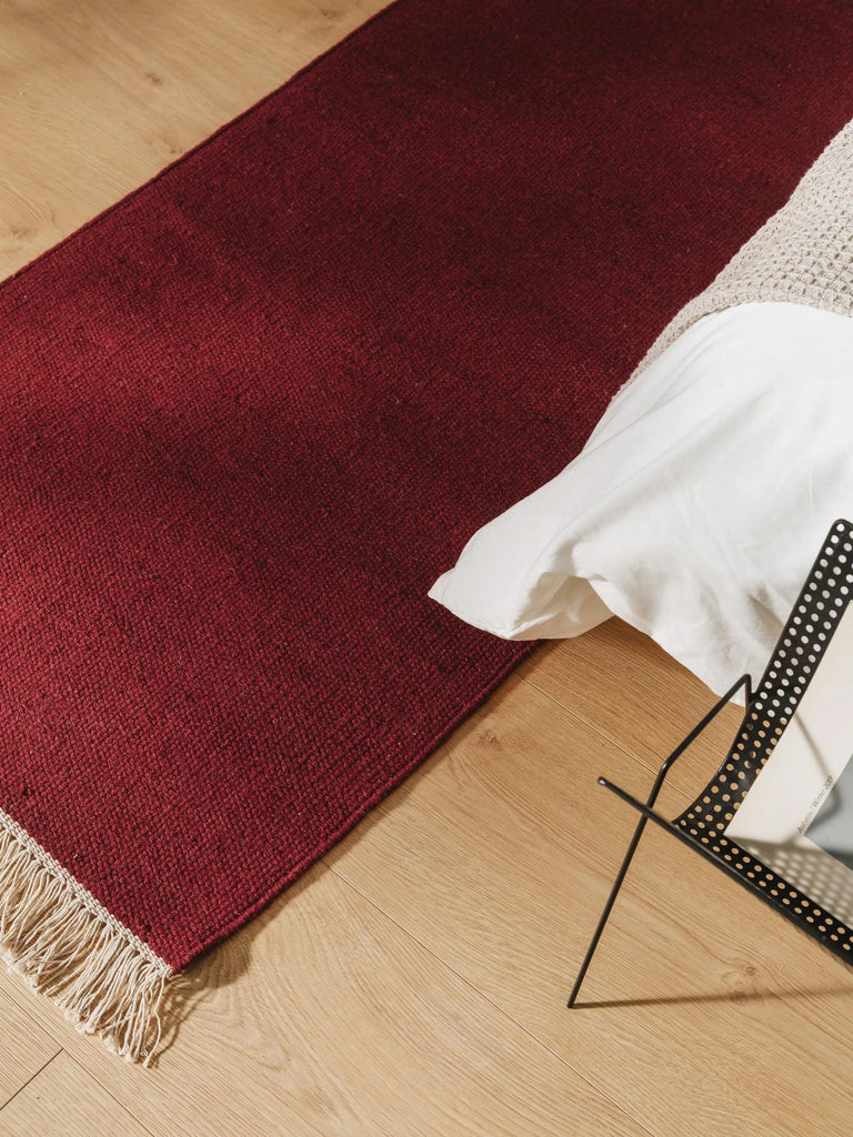Tapis scandinave uni à franges descente de lit bordeaux en laine 70x200 cm