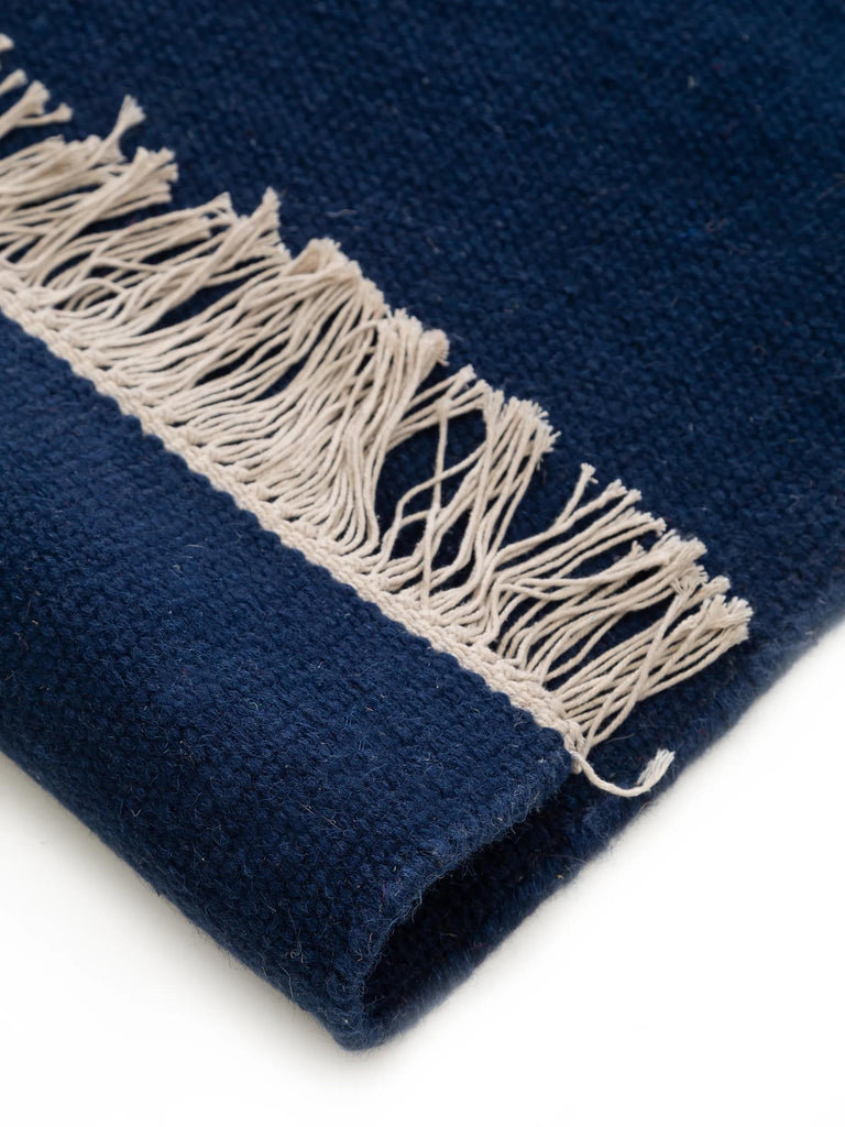 Tapis scandinave uni à franges bleu marine en laine 80x150 cm