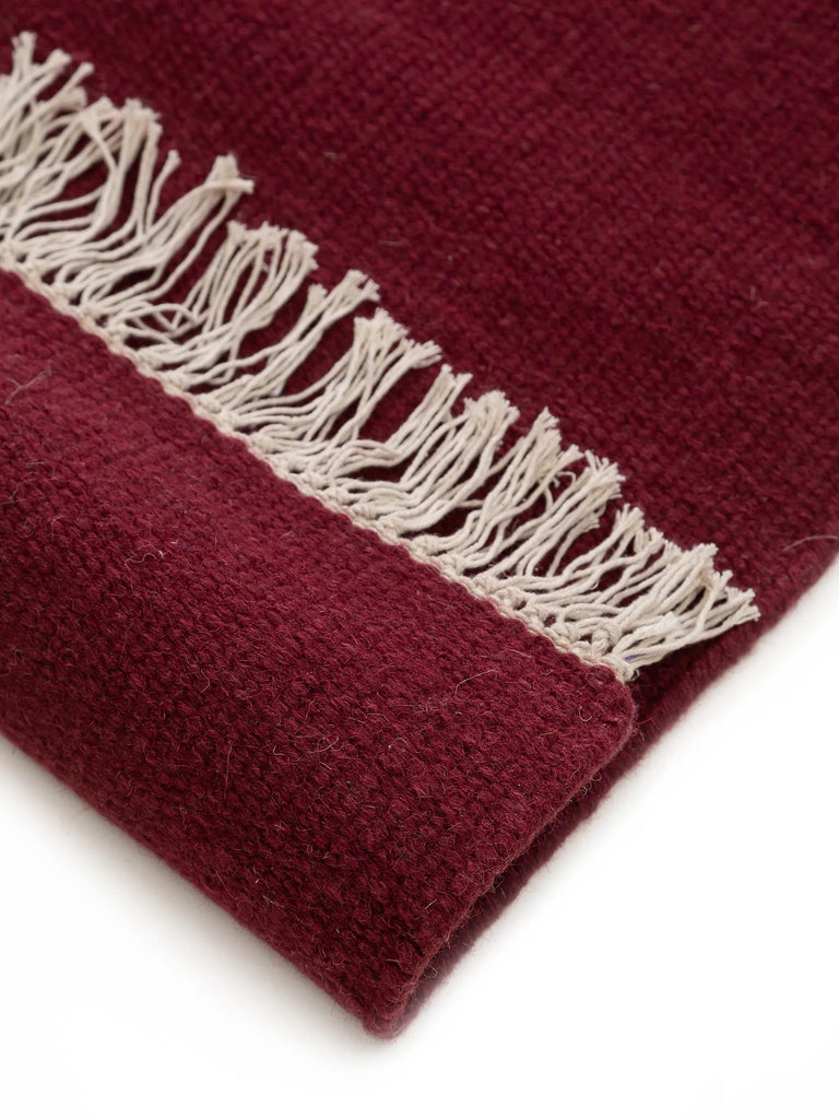 Tapis scandinave uni à franges bordeaux en laine 140x200 cm