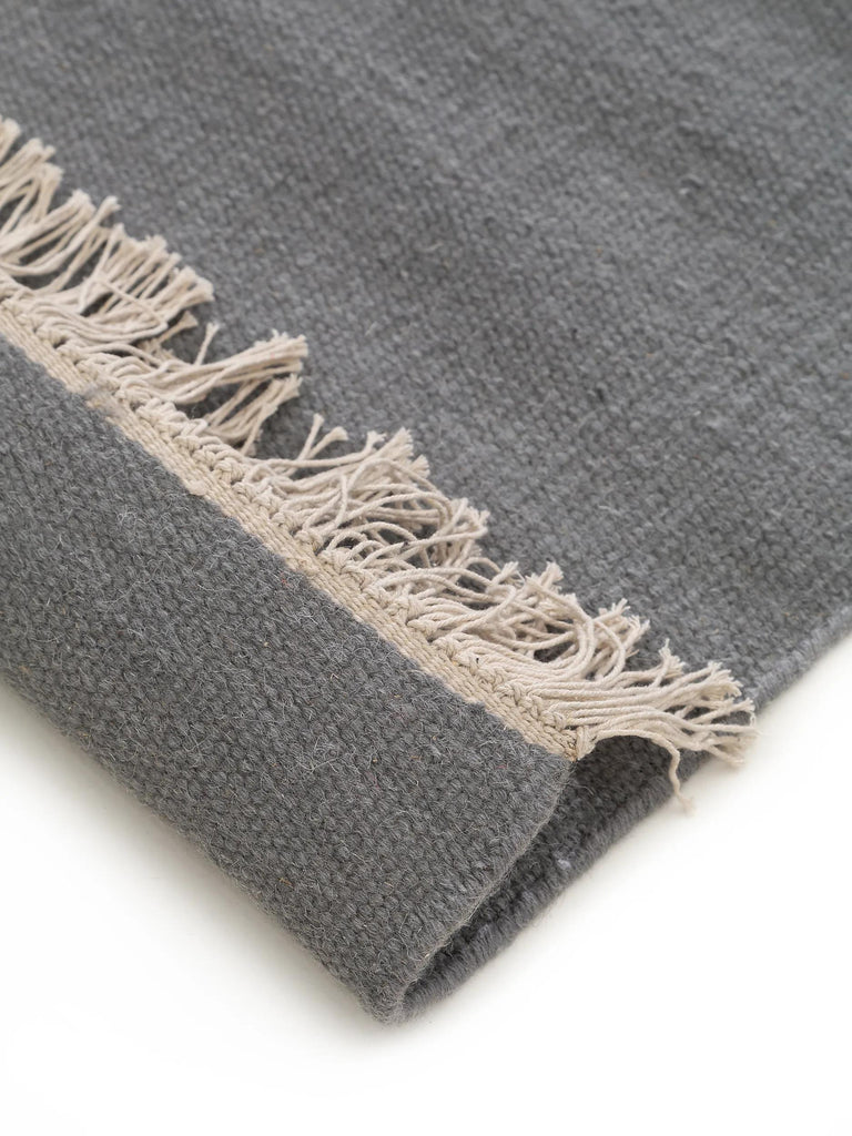 Tapis scandinave uni à franges descente de lit gris en laine 70x200 cm